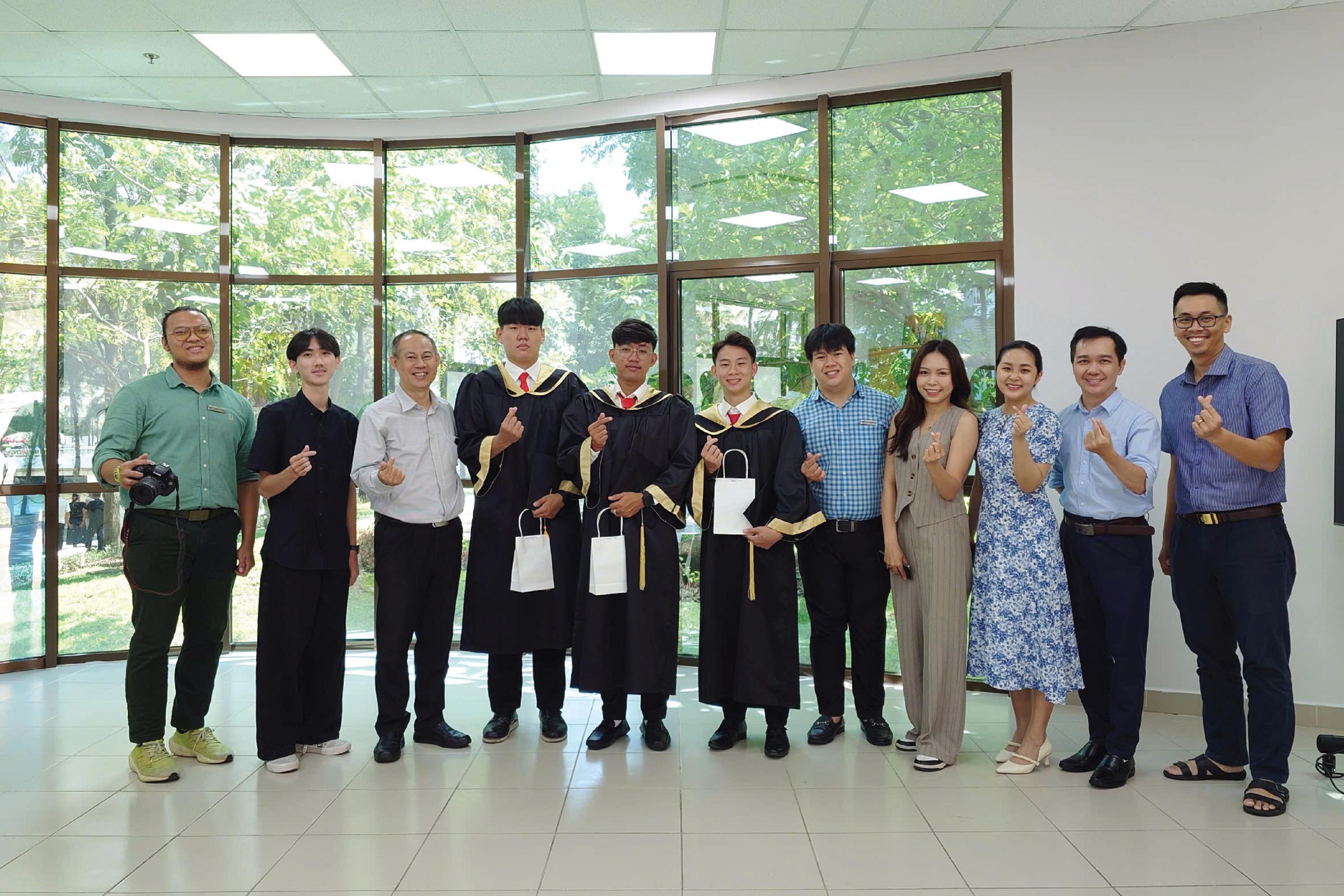Thầy cô Viện Hợp tác, Nghiên cứu và Đào tạo quốc tế chụp hình lưu niệm cùng các Tân cử nhân