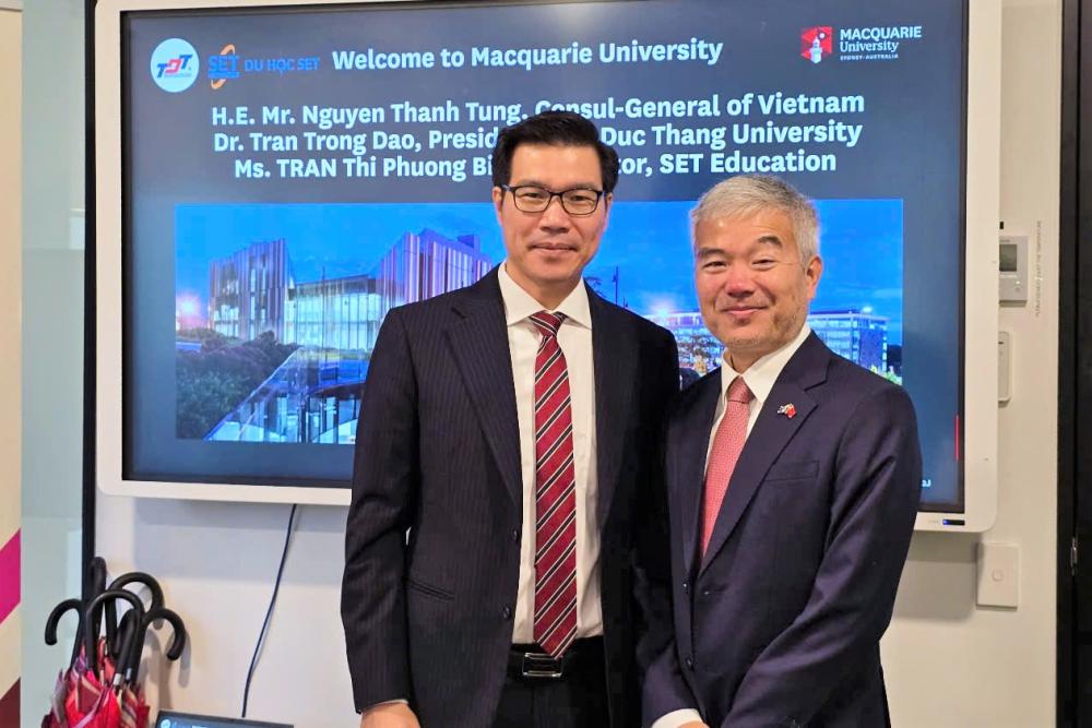 TS. Trần Trọng Đạo, Hiệu trưởng TDTU chụp ảnh lưu niệm cùng ông Nguyễn Thành Tùng – Tổng Lãnh sự Việt Nam tại Sydney, Úc