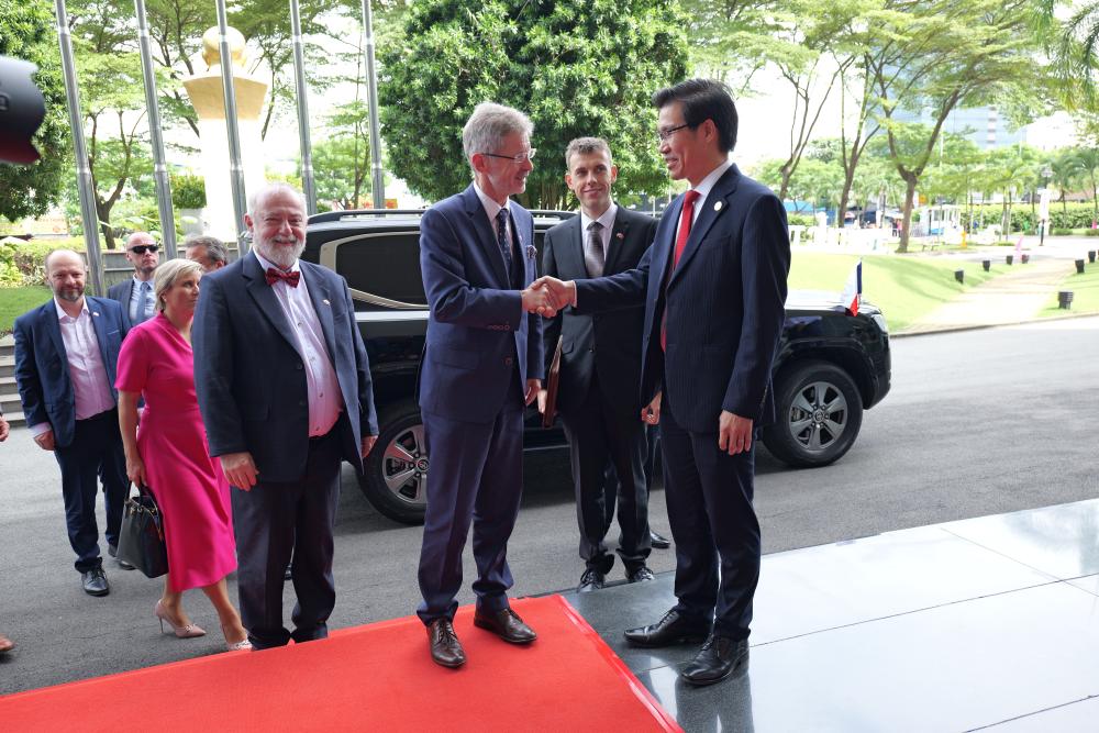Dr. Tran Trong Dao, President of TDTU, welcoming the President of the Senate of the Parliament of the Czech Republic, Miloš Vystrčil, and the high-level delegation