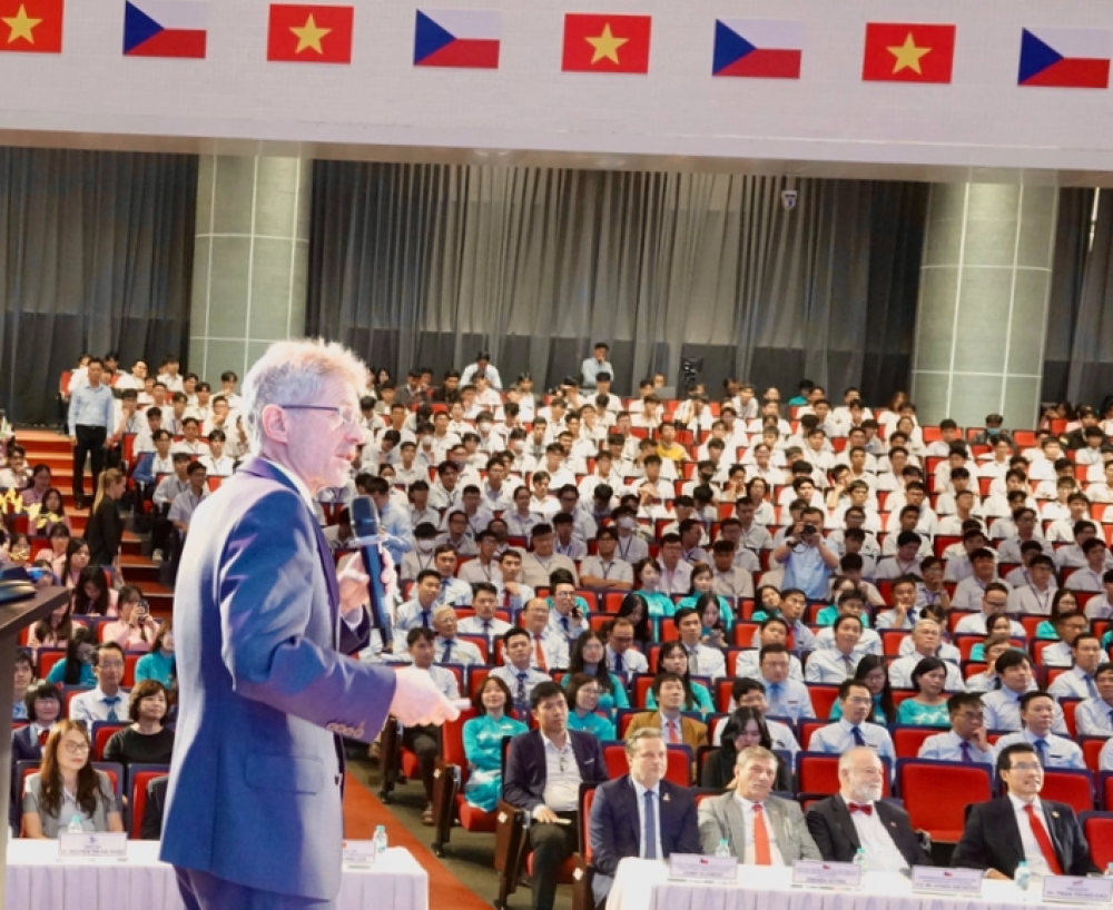 Mr. Miloš Vystrčil – President of the Senate of the Czech Republic’s Parliament, giving a presentation on the topic “Europe and Asia” and interacting with TDTU students