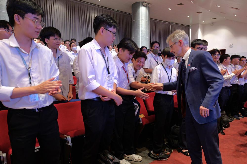 Mr. Miloš Vystrčil – President of the Senate of the Czech Republic’s Parliament, giving a presentation on the topic “Europe and Asia” and interacting with TDTU students