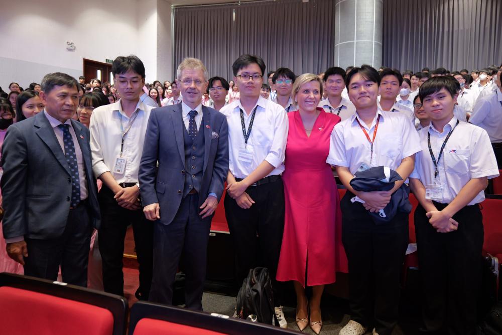 Mr. Miloš Vystrčil – President of the Senate of the Czech Republic’s Parliament, giving a presentation on the topic “Europe and Asia” and interacting with TDTU students