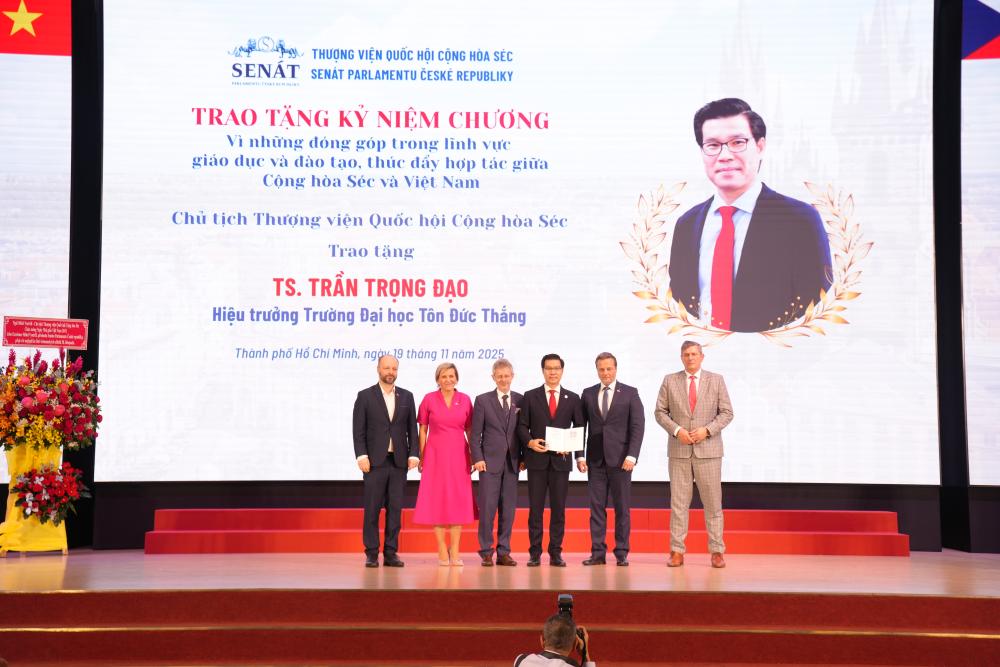 Czech Senate President, presenting the commemorative medal to Dr. Tran Trong Dao - TDTU President, for outstanding contributions to education and promoting cooperation between the two nations