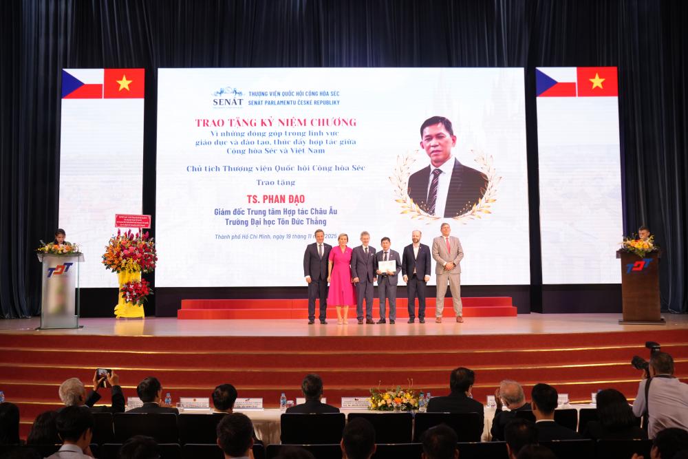 Czech Senate President, presenting the commemorative medal to Dr. Phan Dao - Director of the European Cooperation Center at TDTU, for outstanding contributions to education and promoting cooperation between the two nations