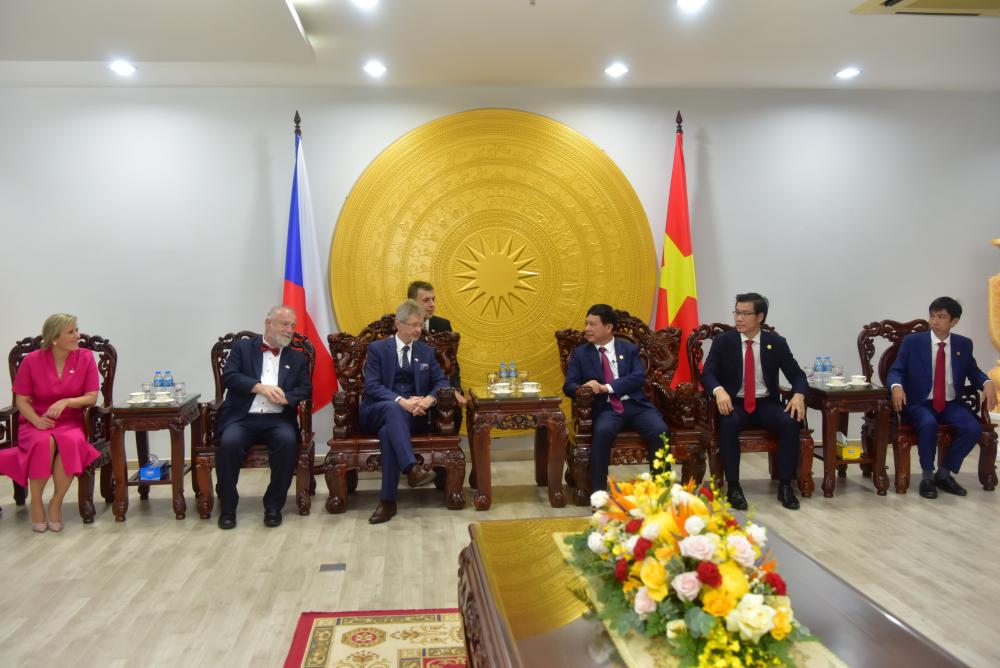 Czech Senate President and the Delegation, holding a working session, signing the guest book, exchanging gifts, and taking commemorative photos with representatives of the Vietnam General Confederation of Labour and the University’s Leadership