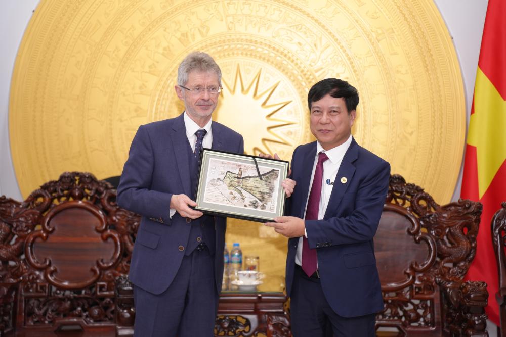 Czech Senate President and the Delegation, holding a working session, signing the guest book, exchanging gifts, and taking commemorative photos with representatives of the Vietnam General Confederation of Labour and the University’s Leadership