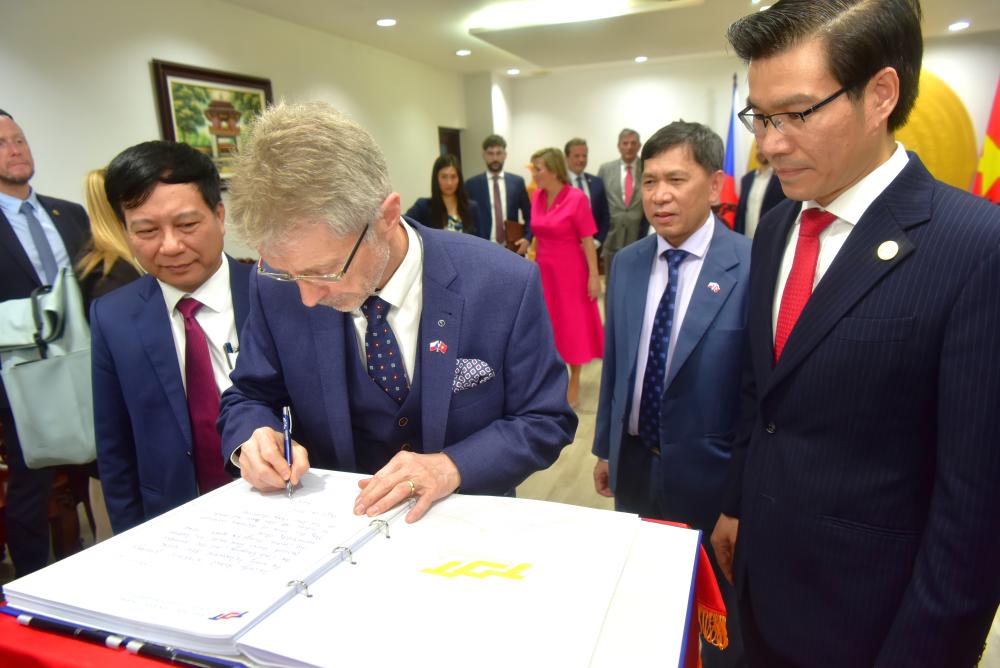 Czech Senate President and the Delegation, holding a working session, signing the guest book, exchanging gifts, and taking commemorative photos with representatives of the Vietnam General Confederation of Labour and the University’s Leadership