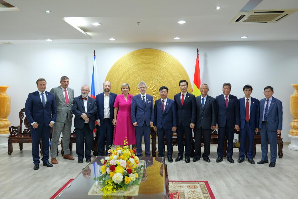 Czech Senate President and the Delegation, holding a working session, signing the guest book, exchanging gifts, and taking commemorative photos with representatives of the Vietnam General Confederation of Labour and the University’s Leadership