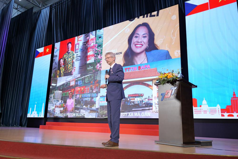 Mr. Miloš Vystrčil – President of the Senate of the Czech Republic’s Parliament, giving a presentation on the topic “Europe and Asia” and interacting with TDTU students