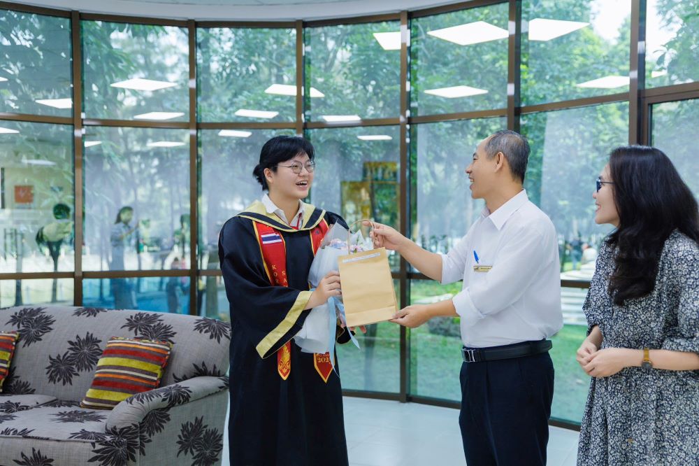 PGS. TS. Đinh Hoàng Bách – Viện trưởng Viện Hợp tác, nghiên cứu và đào tạo quốc tế tặng quà và dặn dò các Tân cử nhân nước ngoài