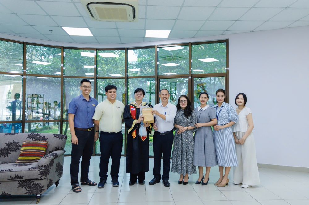 PGS. TS. Đinh Hoàng Bách – Viện trưởng Viện Hợp tác, nghiên cứu và đào tạo quốc tế tặng quà và dặn dò các Tân cử nhân nước ngoài