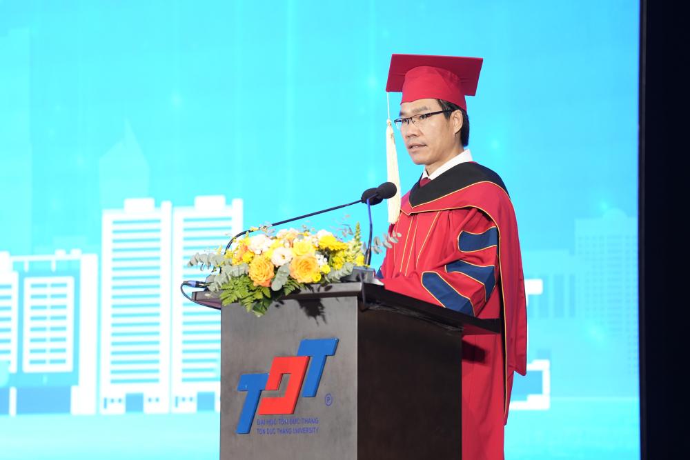 TS. Trần Trọng Đạo – Chủ tịch Hội đồng Khoa học và Đào tạo, Hiệu trưởng TDTU gửi lời chúc mừng đến các tân khoa, thạc sĩ và tiến sĩ