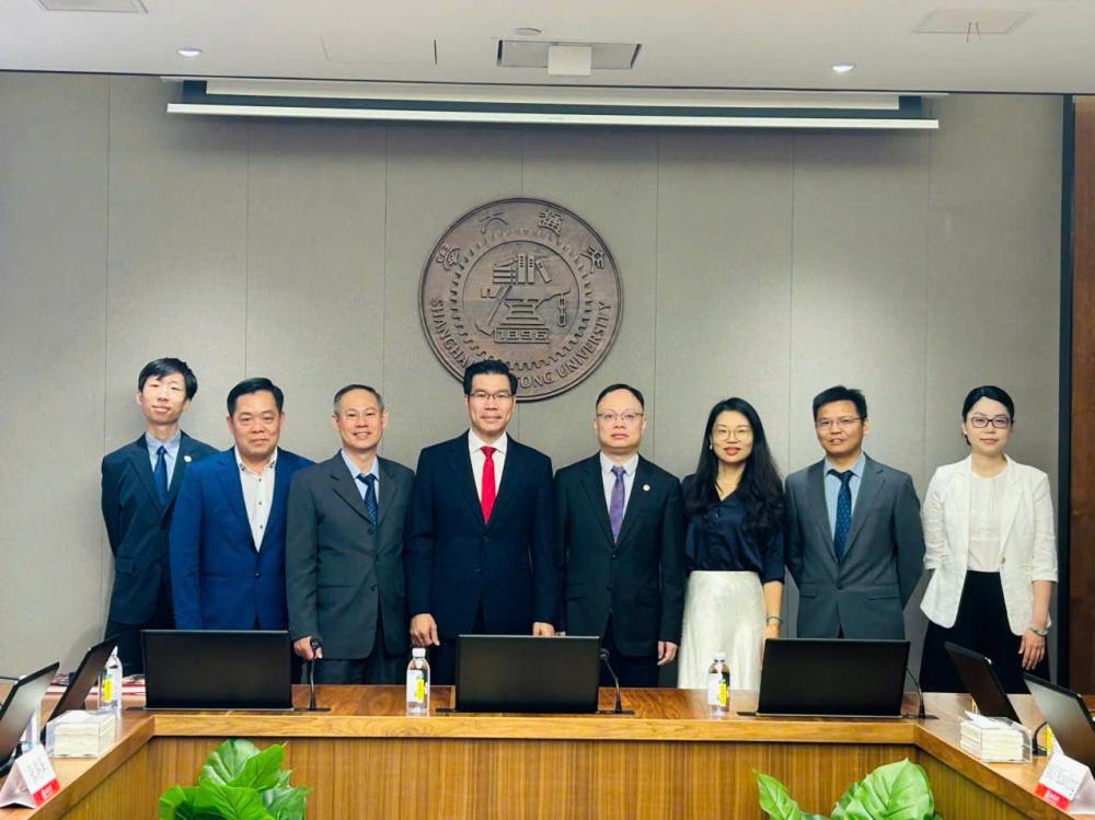 Representatives exchanging souvenirs and posing for commemorative photos