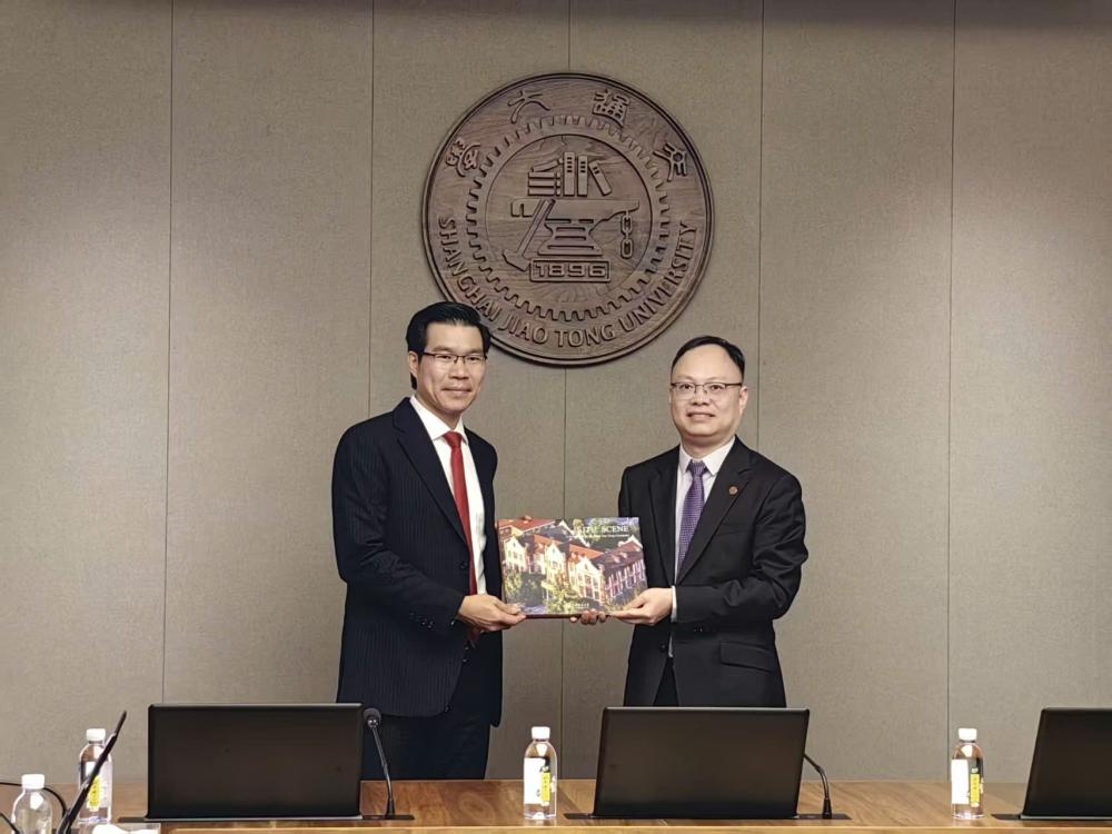 Representatives exchanging souvenirs and posing for commemorative photos