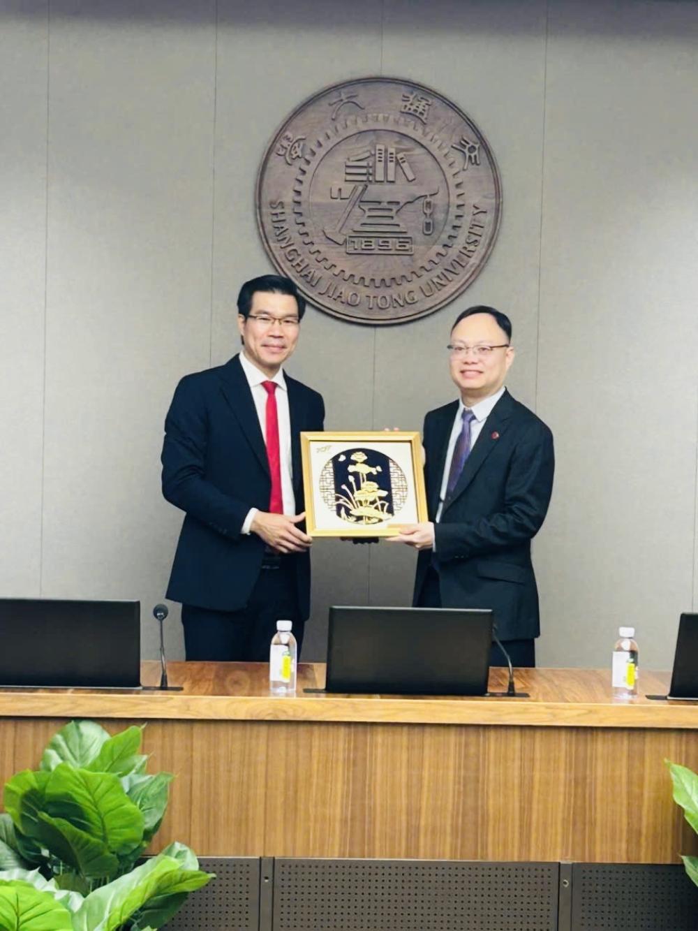 Representatives exchanging souvenirs and posing for commemorative photos