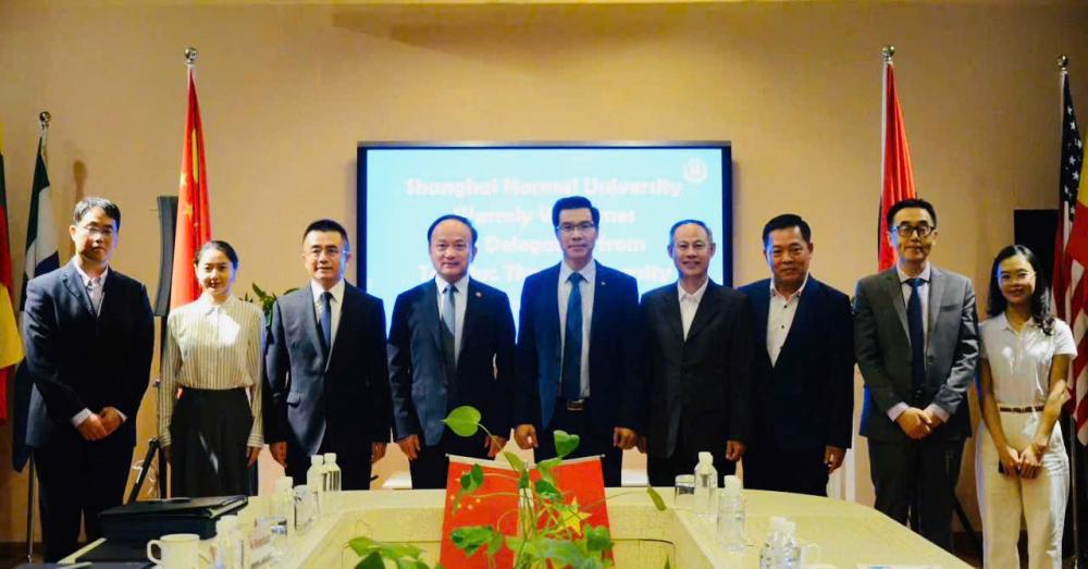 Representatives exchanging souvenirs and posing for commemorative photos