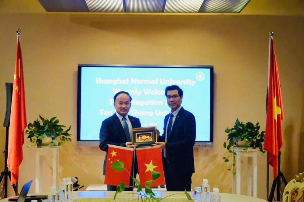 Representatives exchanging souvenirs and posing for commemorative photos