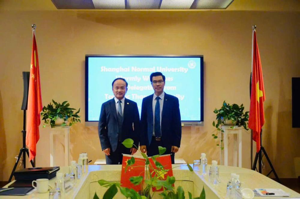 Representatives exchanging souvenirs and posing for commemorative photos