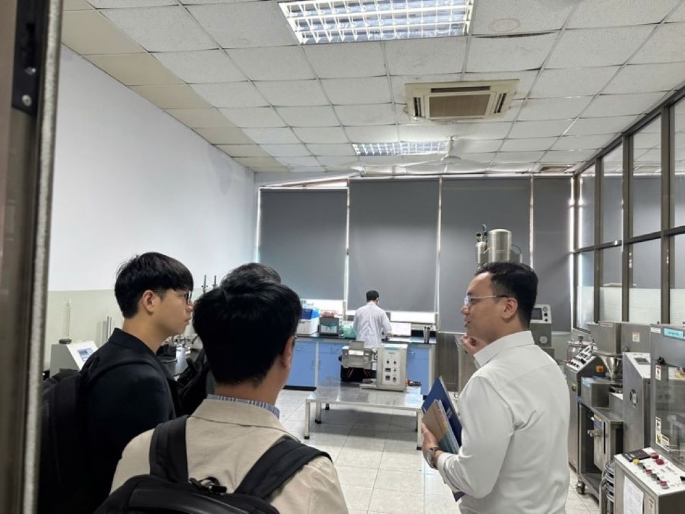 Đoàn Trường đại học Ulsan tham quan tại Phòng thí nghiệm Khoa Dược.