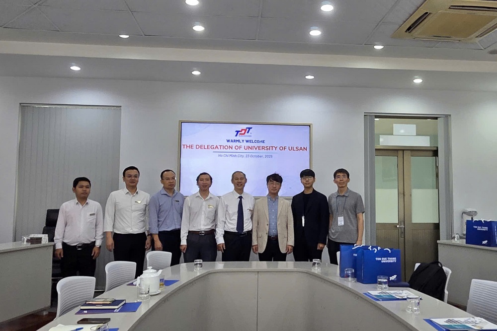 Đại diện hai trường chụp ảnh lưu niệm sau buổi làm việc