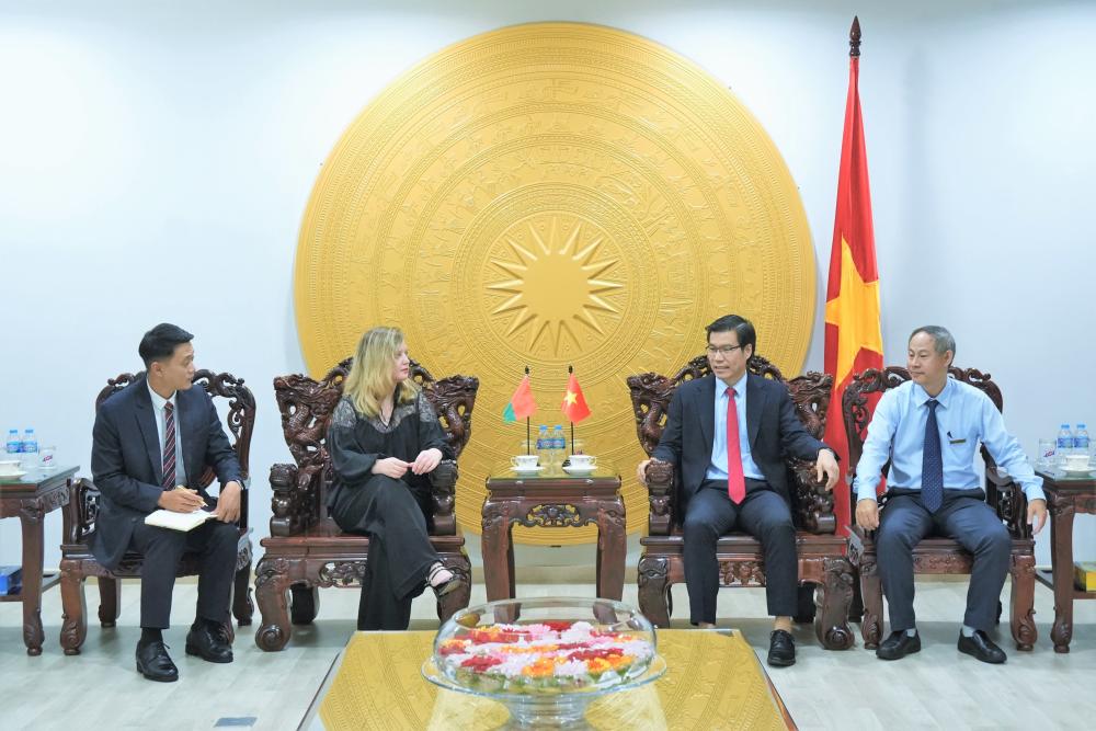 Dr. Tran Trong Dao engaging in a discussion with Ms. Palina Karpava, Acting Consul General of Belarus in Ho Chi Minh City