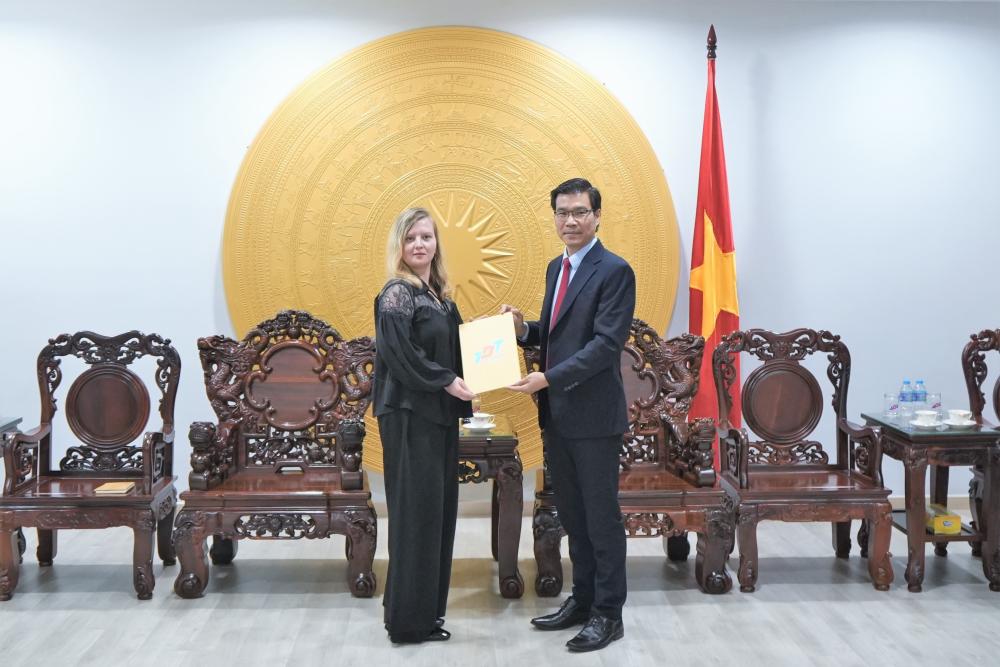Dr. Tran Trong Dao, President of TDTU, presenting full-scholarship awards to Belarusian students enrolling at TDTU