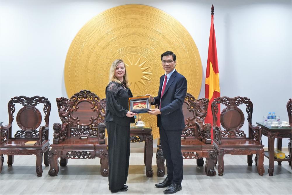 TDTU leaders presenting gifts and posing for a commemorative photo with the delegation from the Consulate General of Belarus in Ho Chi Minh City