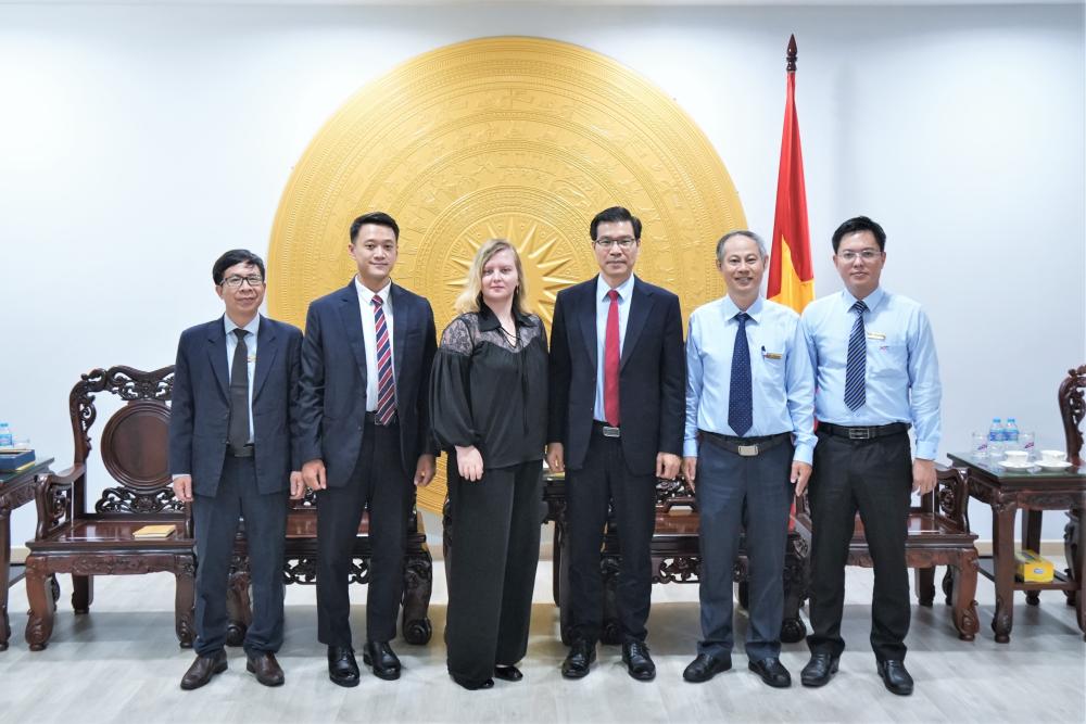 TDTU leaders presenting gifts and posing for a commemorative photo with the delegation from the Consulate General of Belarus in Ho Chi Minh City