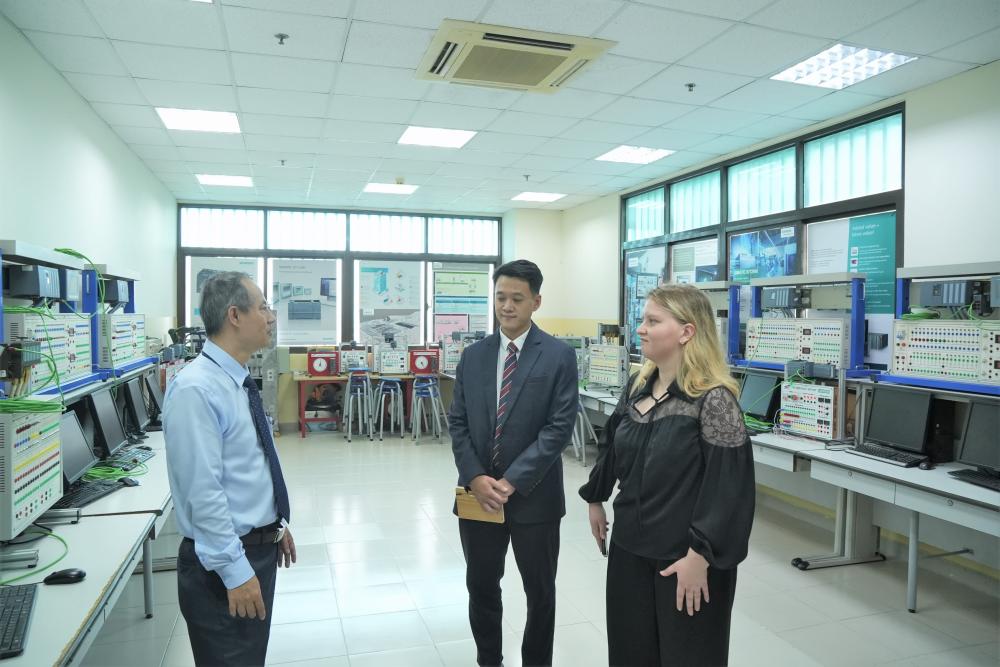 Some photos of the delegation from the Consulate General of Belarus in Ho Chi Minh City touring TDTU’s facilities