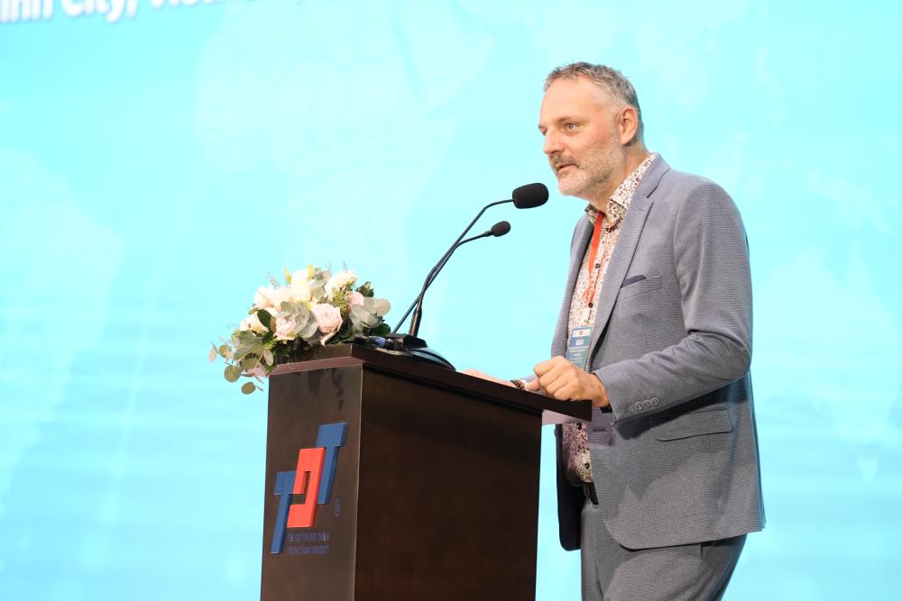 GS. Michal Pilík – Chủ tịch hội thảo (Đại học Tomas Bata University in Zlín, Cộng hòa Séc) phát biểu khai mạc Hội thảo