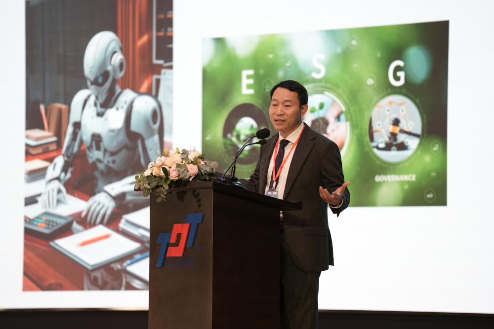 GS. Nguyễn Huy Tâm – Trường Kinh Doanh Nottingham, Đại học Nottingham Trent (Vương quốc Anh), diễn giả chính tại Hội thảo trình bày đề tài “Accounting for Future Sustainability”