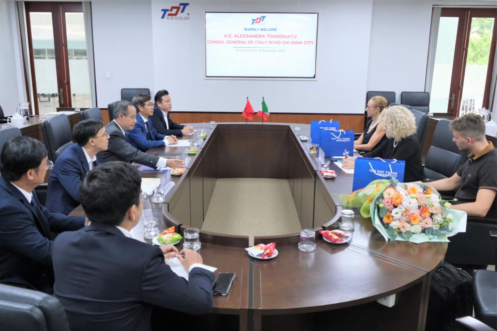 Đoàn công tác Tổng Lãnh sự quán Ý tại TP. HCM trao đổi cùng lãnh đạo các Khoa, đơn vị TDTU về các nội dung hợp tác tiềm năng