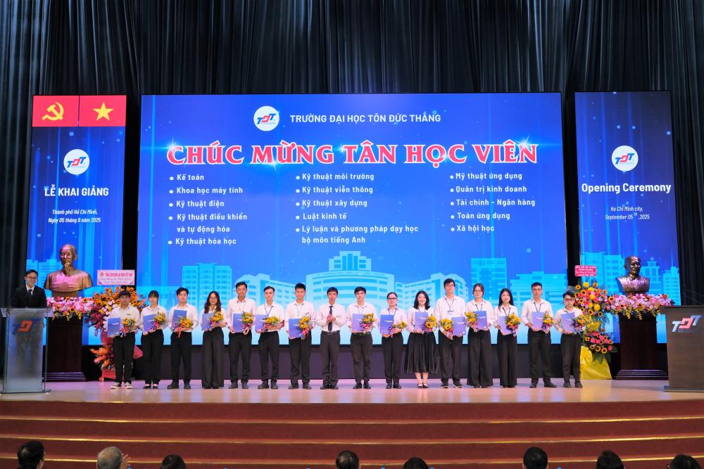 TS. Võ Hoàng Duy – Phó Hiệu trưởng TDTU trao thư chúc mừng cho các tân học viên thạc sĩ