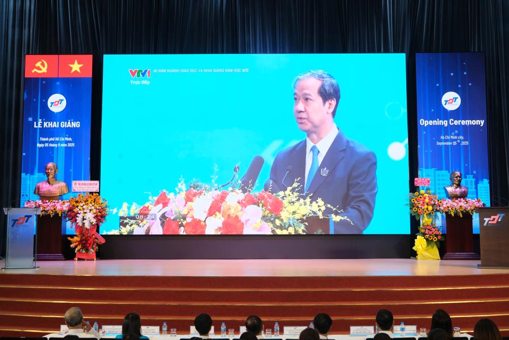 Bộ trưởng Bộ GD&ĐT Nguyễn Kim Sơn trình bày diễn văn tại Lễ kỷ niệm