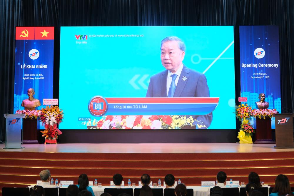 Tổng Bí thư Tô Lâm phát biểu chỉ đạo và đánh trống khai giảng năm học mới 2025-2026 (nguồn ảnh: Báo Thanh Niên)