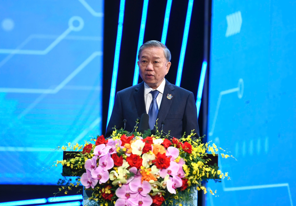 Tổng Bí thư Tô Lâm phát biểu chỉ đạo và đánh trống khai giảng năm học mới 2025-2026 (nguồn ảnh: Báo Thanh Niên)
