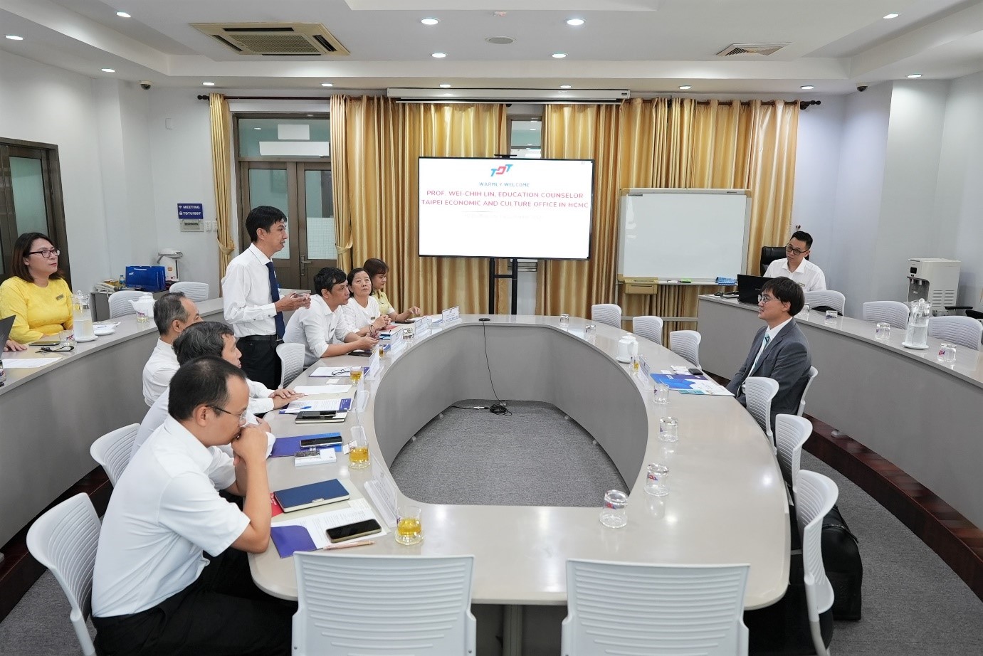 TS. Võ Hoàng Duy phát biểu chào mừng Giáo sư Lâm Vi Chí – Tham tán giáo dục, Văn phòng Kinh tế và Văn hóa Đài Bắc tại TP.HCM
