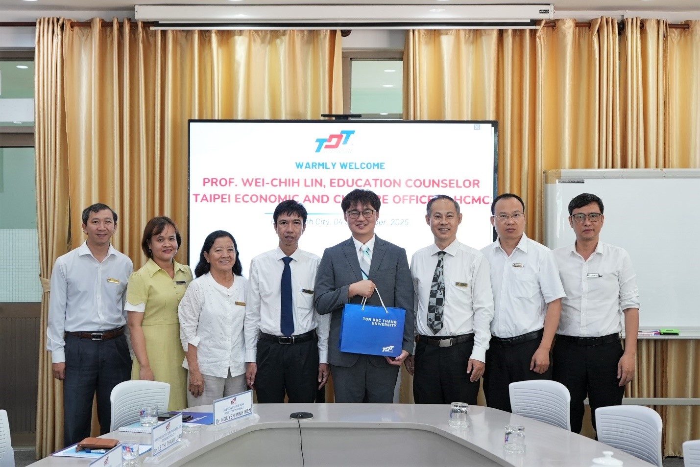 Giáo sư Lâm Vi Chí chụp ảnh lưu niệm với Nhà trường