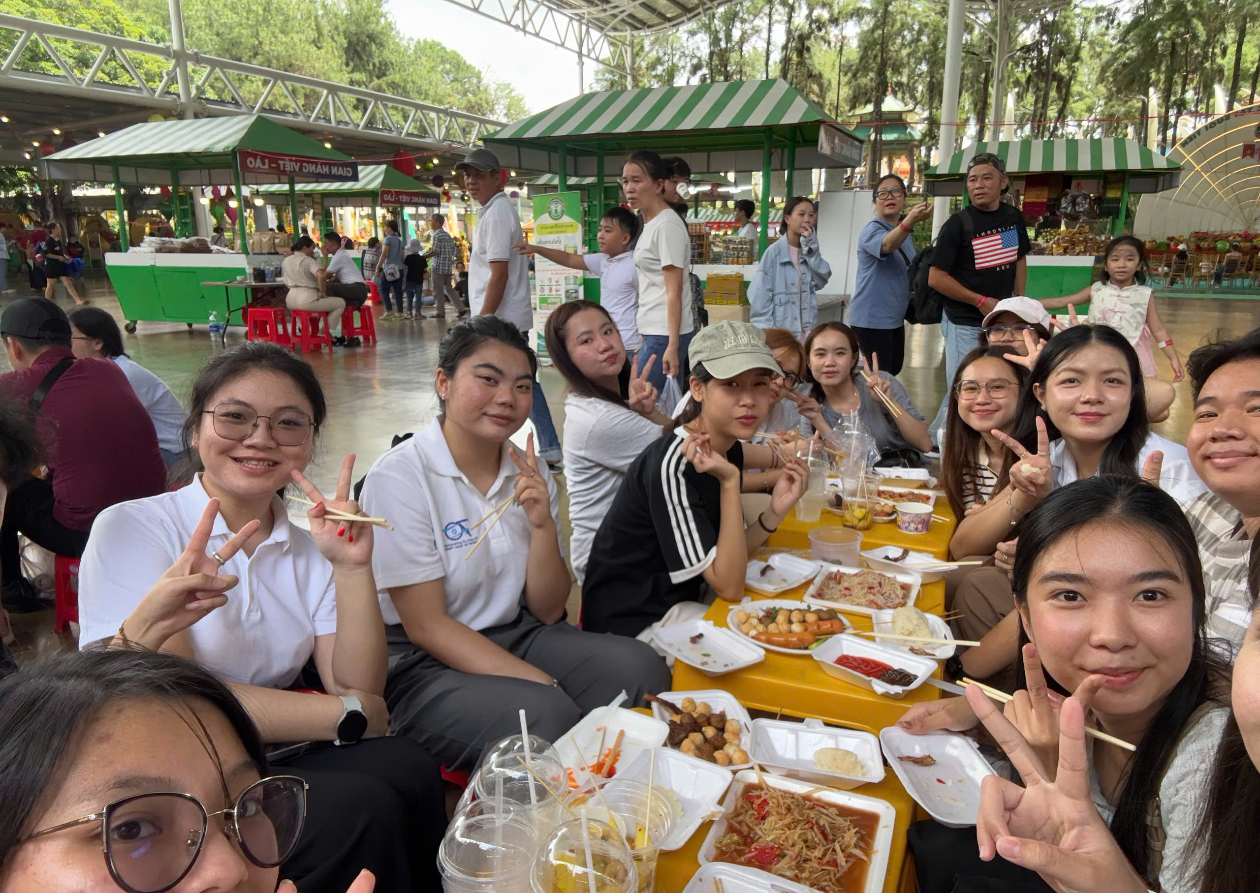 Các bạn lưu học sinh Lào tham gia ngày hội