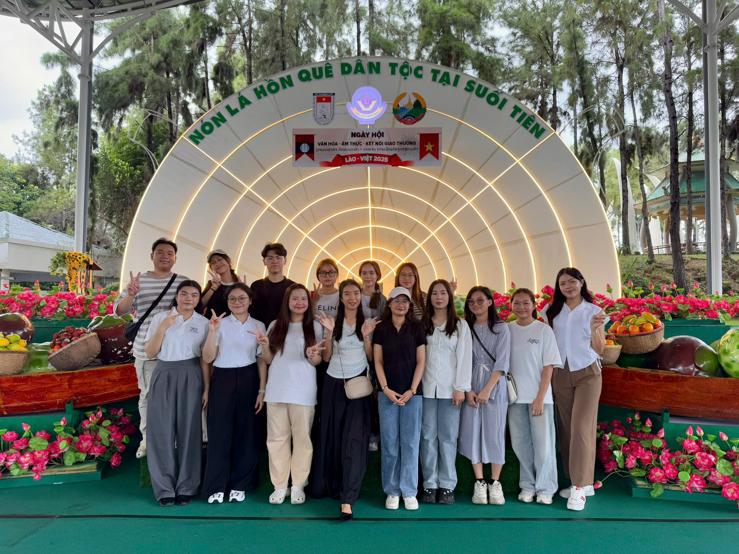 Các bạn lưu học sinh Lào tham gia ngày hội
