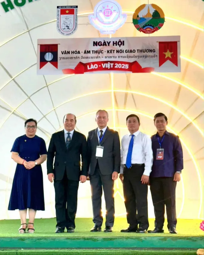 Các đại biểu chụp hình lưu niệm