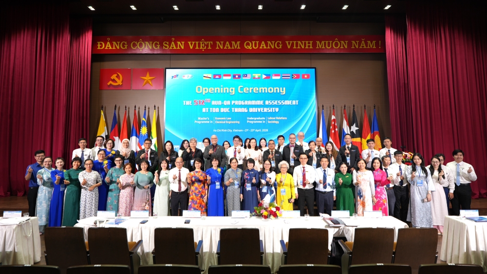 Đoàn đánh giá AUN-QA chụp hình lưu niệm cùng lãnh đạo TDTU và các đơn vị tham gia đánh giá