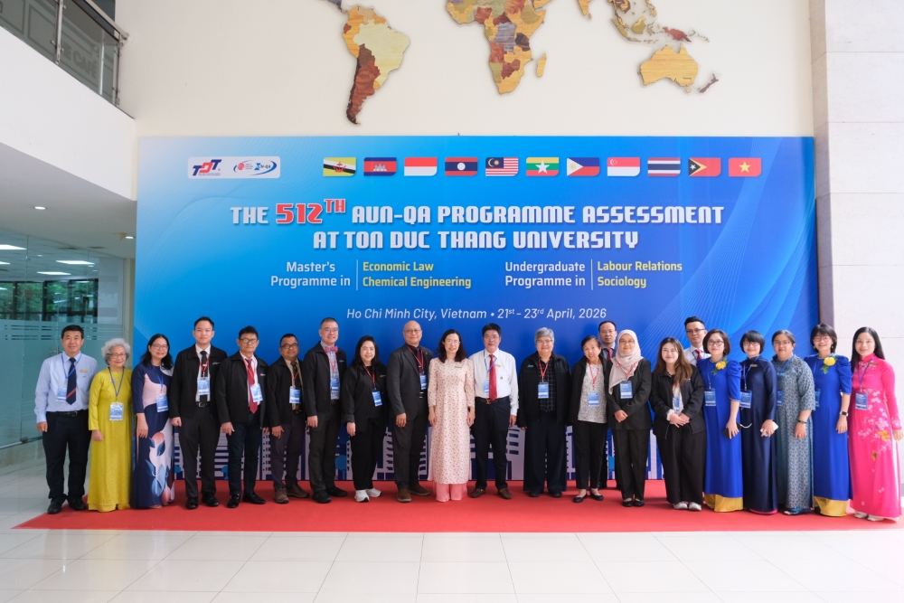 Đoàn đánh giá AUN-QA chụp hình lưu niệm cùng lãnh đạo TDTU và các đơn vị tham gia đánh giá