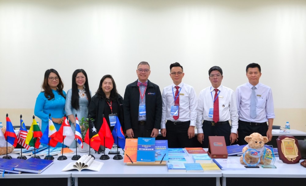 Đoàn đánh giá và đại diện các chương trình sau các phiên làm việc.