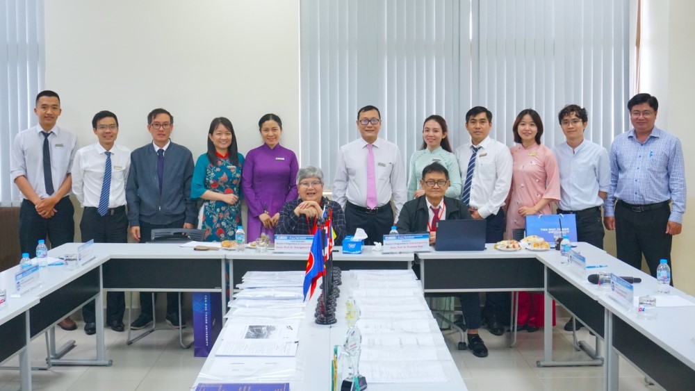 Đoàn đánh giá và đại diện các chương trình sau các phiên làm việc.