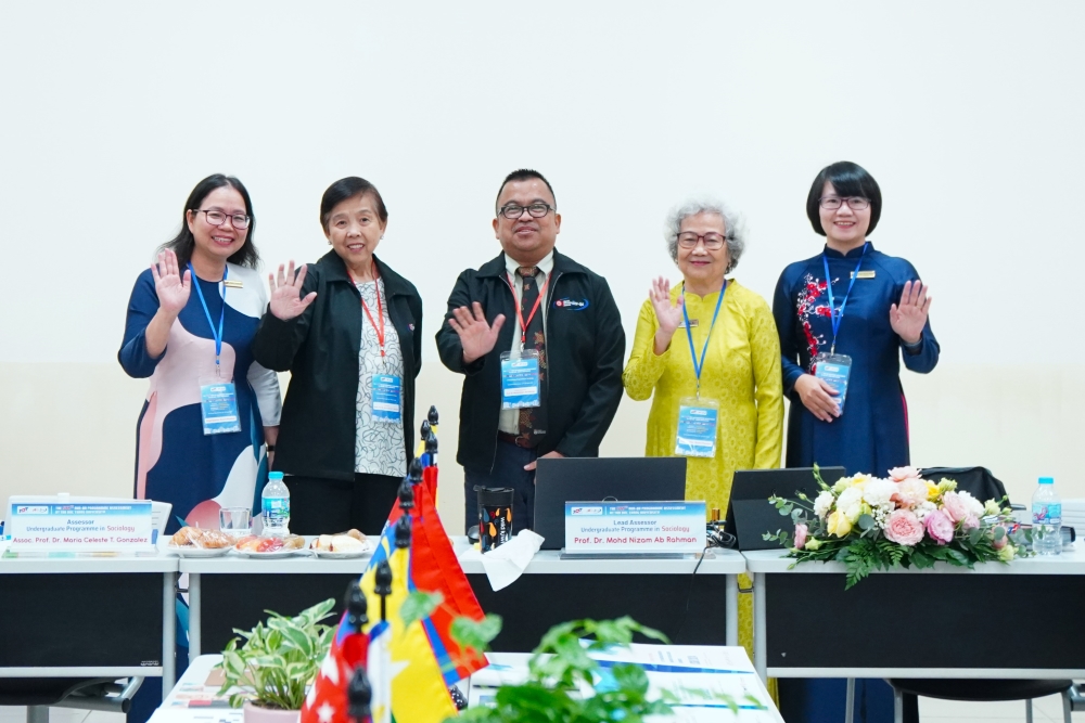 Đoàn đánh giá và đại diện các chương trình sau các phiên làm việc.