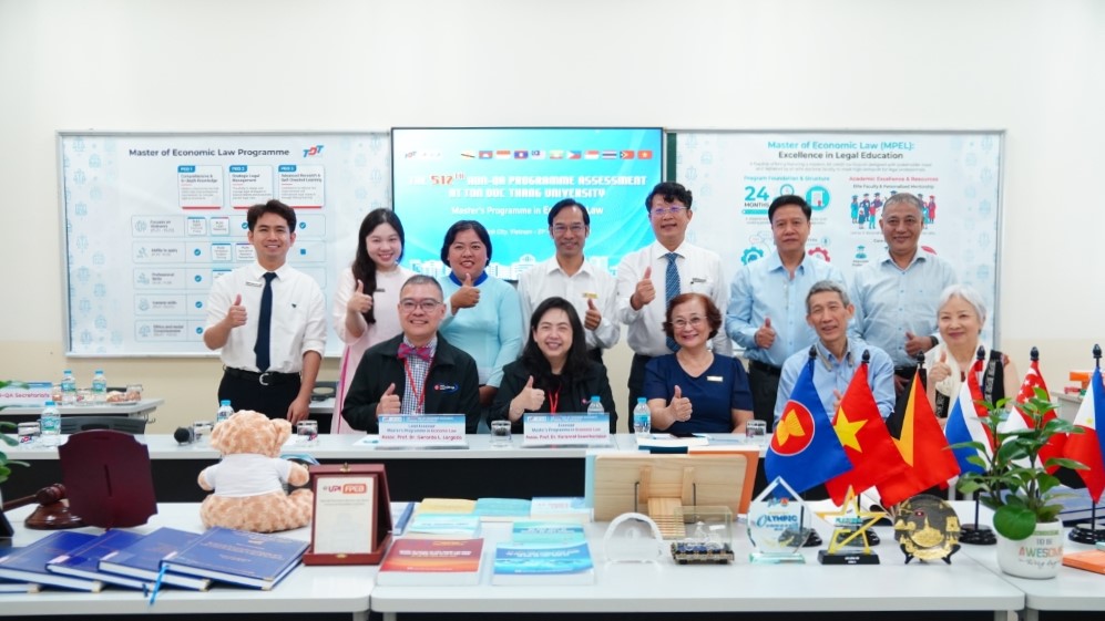 Đoàn đánh giá và đại diện các chương trình sau các phiên làm việc.