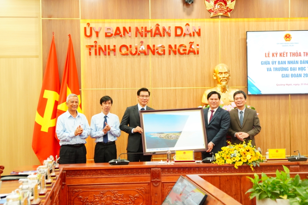 Hai bên trao quà và chụp hình lưu niệm