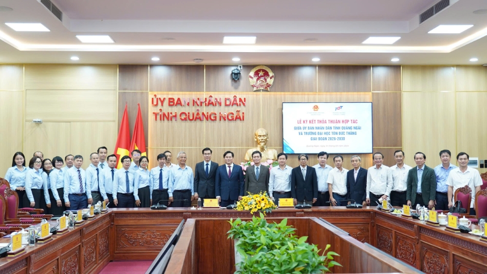 Hai bên trao quà và chụp hình lưu niệm