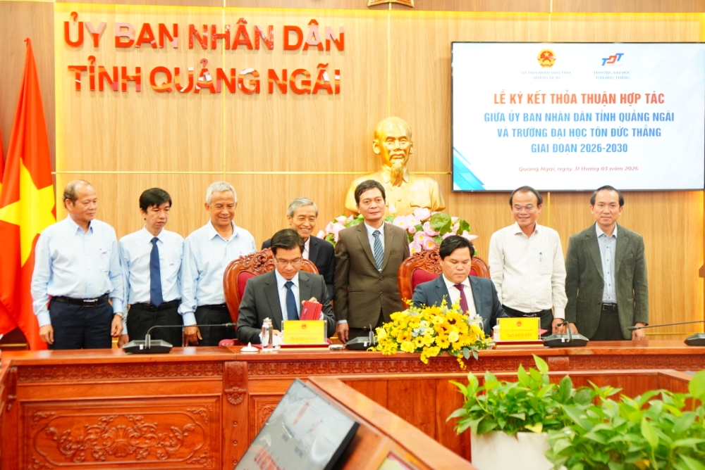 Lãnh đạo TDTU và UBND tỉnh Quảng Ngãi ký và trao Bản ghi nhớ hợp tác